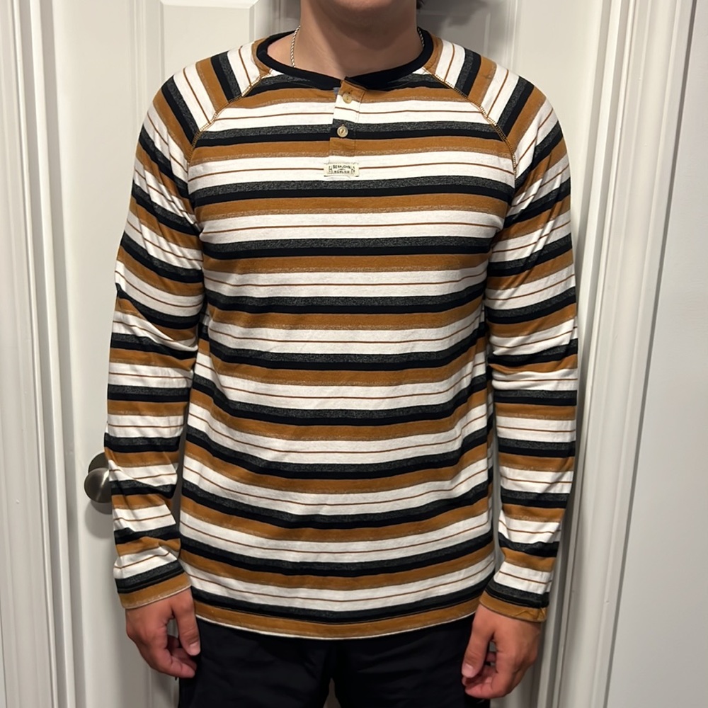 Sean John long sleeve top w/two buttons, size L